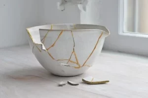 Thérapie, panser, réparer ses cicatrices comme un vase réparé en Kintsugi